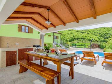 Comfortable apartment in the country-side with pool and garden airco parking