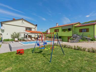 Comfortable apartment in the country-side with pool and garden airco parking