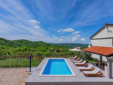 Comfortable apartment in the country-side with pool and garden airco parking