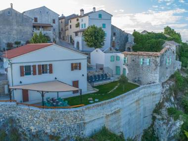 Holiday home with roof-pool sauna and garden in an idyllic location