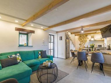 Renovated stone house with jacuzzi in central Istria