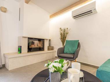 Renovated stone house with jacuzzi in central Istria