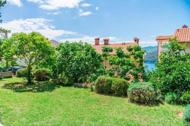 Apartments Pino Rabac