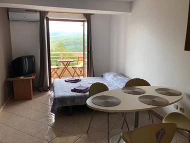 Gorgeous Biserka Apartment near the sea