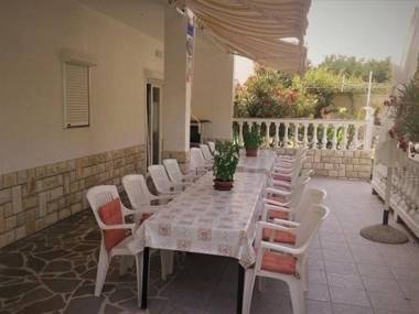 Tina-Balkonen Wohnung mit Bestway Pool