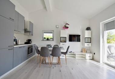 Bright and spacious apartment with grill ***