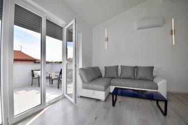 Bright and spacious apartment with grill ***