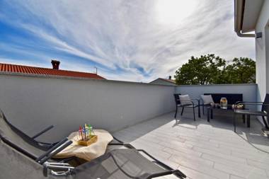 Bright and spacious apartment with grill ***