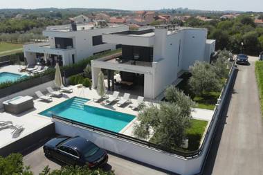 Villa Una with heated pool and whirlpool