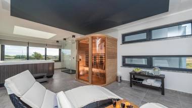 Villa Analuxury wellness villa with heated pool and jacuzzi