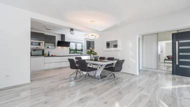 Villa Analuxury wellness villa with heated pool and jacuzzi