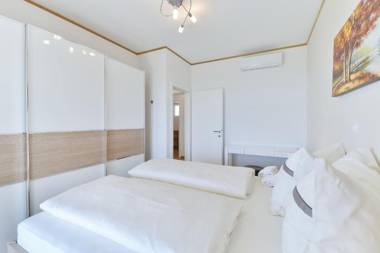 Crowonder Beachfront Reiterer Villa V1 with Jacuzzi