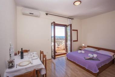 Apartments & Rooms Mikelin