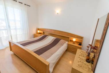 Apartment and Rooms Radojka