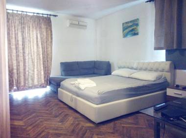 Apartments and rooms Camelia