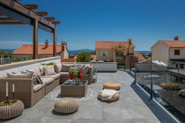 Sea view modern spacious lounge house