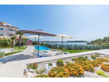 Modern apartment with balcony garden view in Villa Vizula