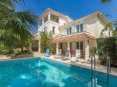 Deluxe apartment in Premantura with a shared swimming pool