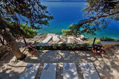 Luxury Beachfront Villa Palazzo di Mare with private heated pool and staff at the beach on Brac island - Sumartin