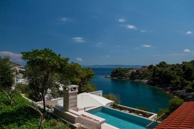 Villa Sumartin Deluxe A Stunning 4 Bedroom Villa with a Gym Just Steps to the Beach