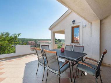 Quaint Apartment in Posedarje with Garden