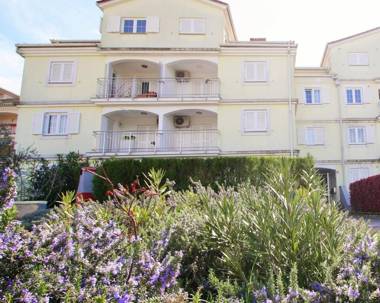 Spacious Apartment Peteh in Veli Maj