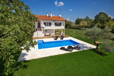 Apartment Doris with Private Pool and large Garden