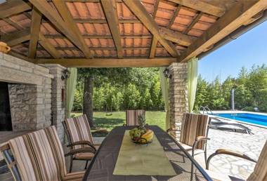 Spacious Three-Bedroom Villa Balun with Pool