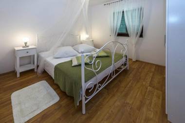 Spacious Three-Bedroom Villa Balun with Pool