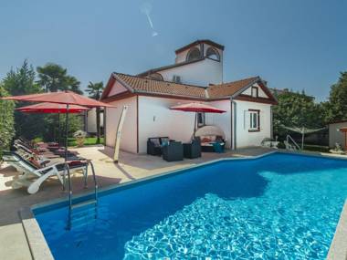 Comfortable Villa in Porec with Private Swimming Pool