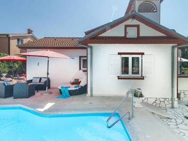 Comfortable Villa in Porec with Private Swimming Pool