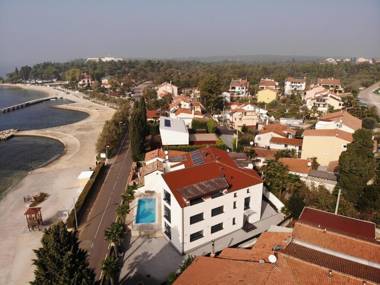 Apartments Sain with garden terrace near the beach