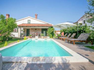 Comfortable holiday home with large garden and pool