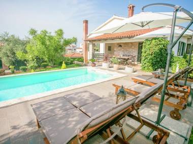 Comfortable holiday home with large garden and pool