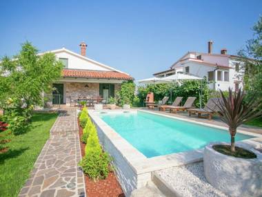 Comfortable holiday home with large garden and pool