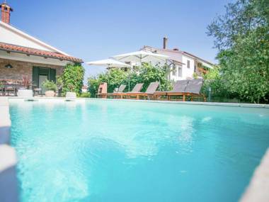 Comfortable holiday home with large garden and pool