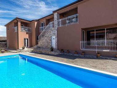 Modern apartment Noa I in Villa Valtrazza with shared Pool on the First floor