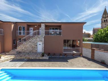 Modern apartment Noa I in Villa Valtrazza with shared Pool on the First floor