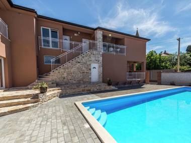 Modern apartment Noa I in Villa Valtrazza with shared Pool on the First floor