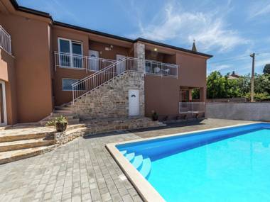 Modern apartment Noa I in Villa Valtrazza with shared Pool on the First floor