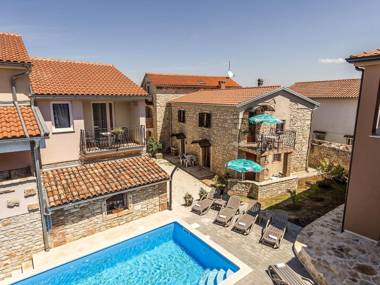 Nice decorated- rustic apartment Fiorela II in Villa Valtrazza with shared Pool