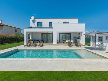 Modern luxurious villa for 8- 10 people with private swimming pool near Porec