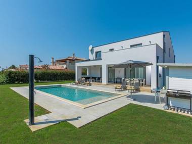 Modern luxurious villa for 8- 10 people with private swimming pool near Porec