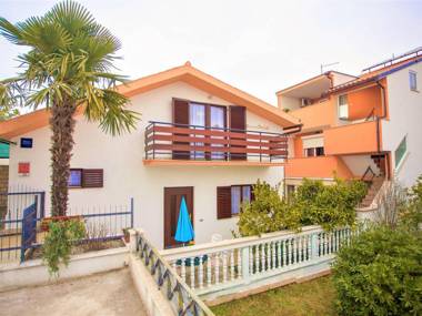 Cozy colorful apartment only 600m from the sea located in Porec