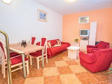 Cozy colorful apartment only 600m from the sea located in Porec