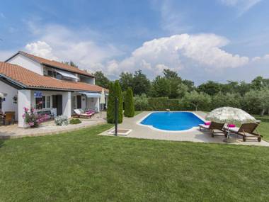 Beautiful villa with a large pool and wonderful garden for your dream vacation