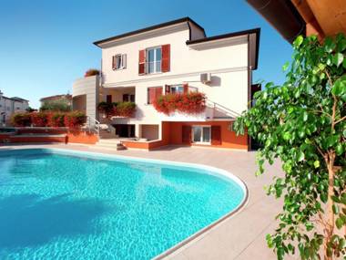 Studio apartment for 2 persons in familily house with shared pool wifi A/C..