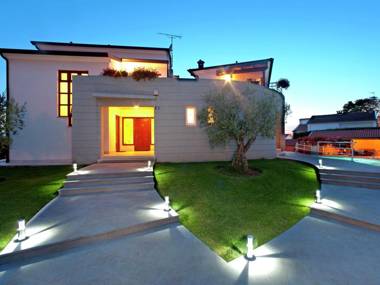 Studio apartment for 2 persons in familily house with shared pool wifi A/C..