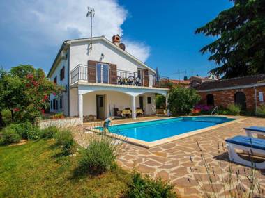 Comfortable holiday house with sea view and beautiful large yard