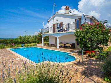 Comfortable holiday house with sea view and beautiful large yard